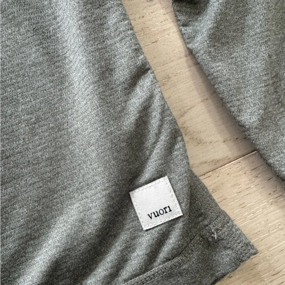 VUORI Army Green Tradewind Long Sleeve Crewneck T-Shirt w/ Pocket Men's Small